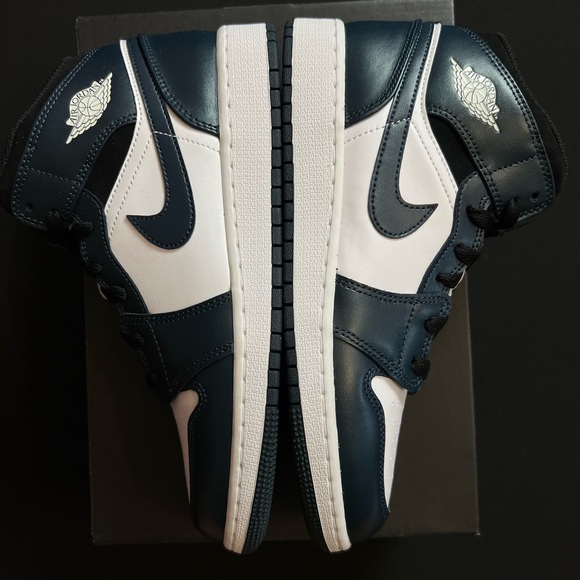 Nike Air Jordan 1 Mid (GS) - Picture 3 of 5